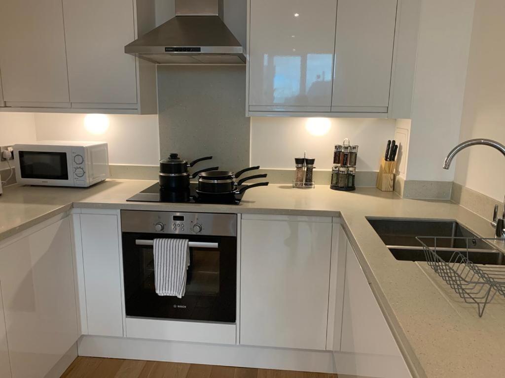 Modern 2 Bed 2 Bath Apartment In Central Croydon! Eksteriør bilde